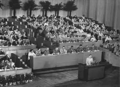 【每周学党史】八大盛会 确立重心(图1)
